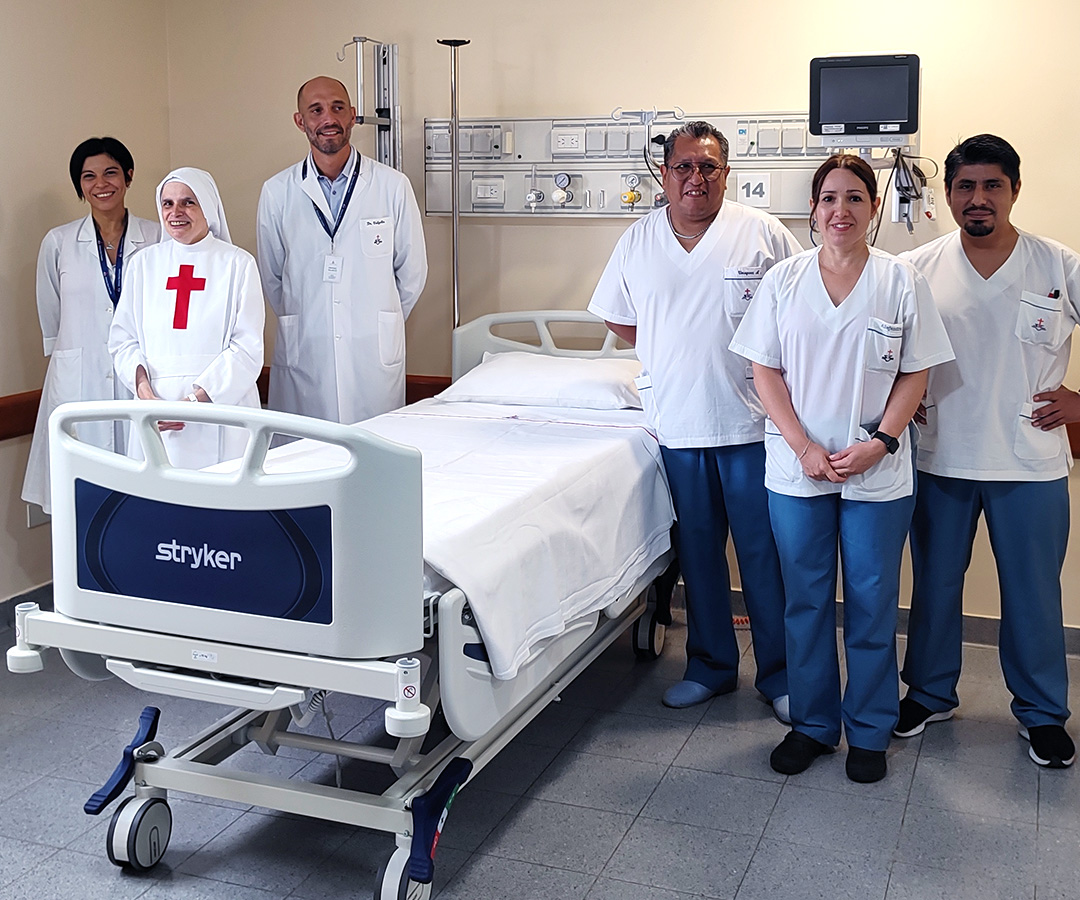Personal de la terapia alrededor de la cama nueva