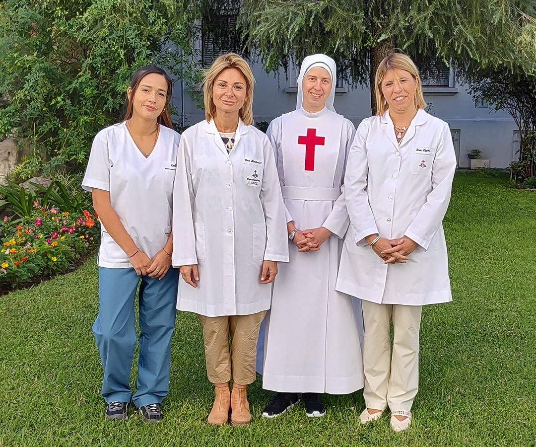 Enfermera, médica, hermana y bioquímica sontiendo